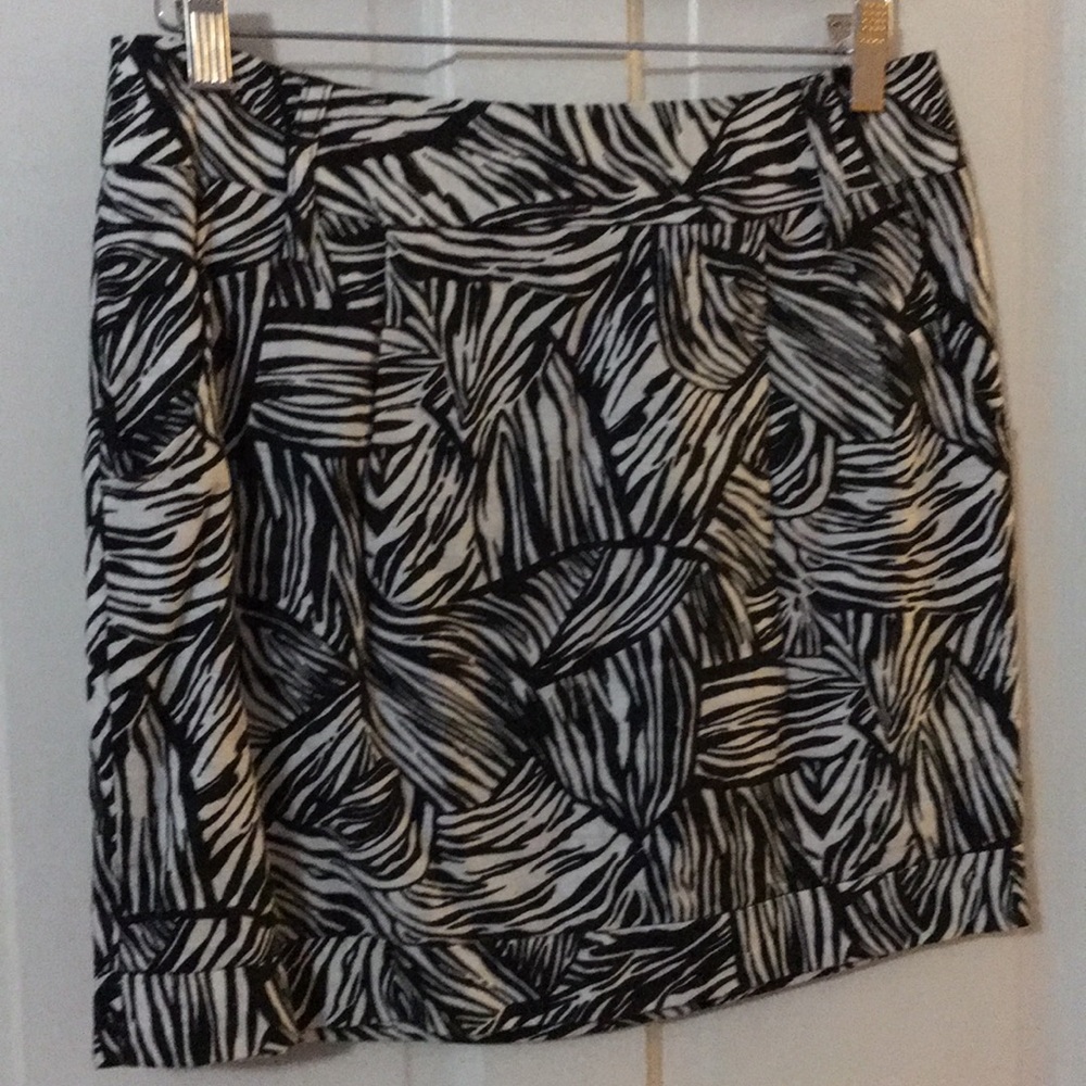 Black and white tropical print mini skirt